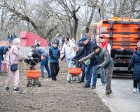 «Нам не сложно помочь»: жители Ростова вышли убирать улицы города