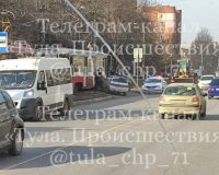 В Туле легковушка решила проскочить перед трамваем и врезалась в него