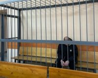 В квартире мужчина зарезал мужчину и его племянницу, а потом вернулся на место преступления