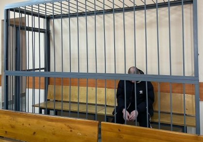 В квартире мужчина зарезал мужчину и его племянницу, а потом вернулся на место преступления