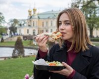 шаверма, пистолет и 15 суток в Петергофе