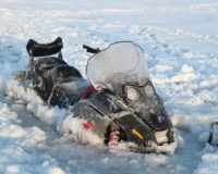 пара на снегоходе провалилась под лед