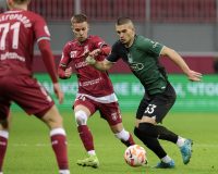 полузащитник «Краснодара» Александр Черников (справа) во время матча