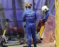 упал на электросамокате в яму