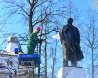 В Великом Новгороде Ленина отмыли