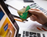 Во всем виноват зеленый цвет: дедушка из Рязани гордился, что внук подарил ему куртку, но радость была недолгой