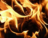 В Москве машина сорвалась с парковки и загорелась