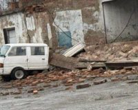 здание рухнуло на грузовик