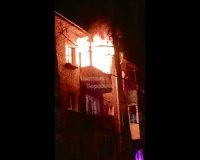 Страшный пожар разгорелся в многоквартирном доме в Боровичах