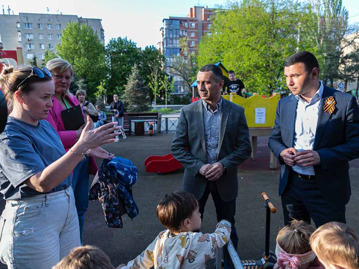 В Ростове продолжают обсуждать проекты благоустройства детских площадок с жильцами многоквартирных домов
