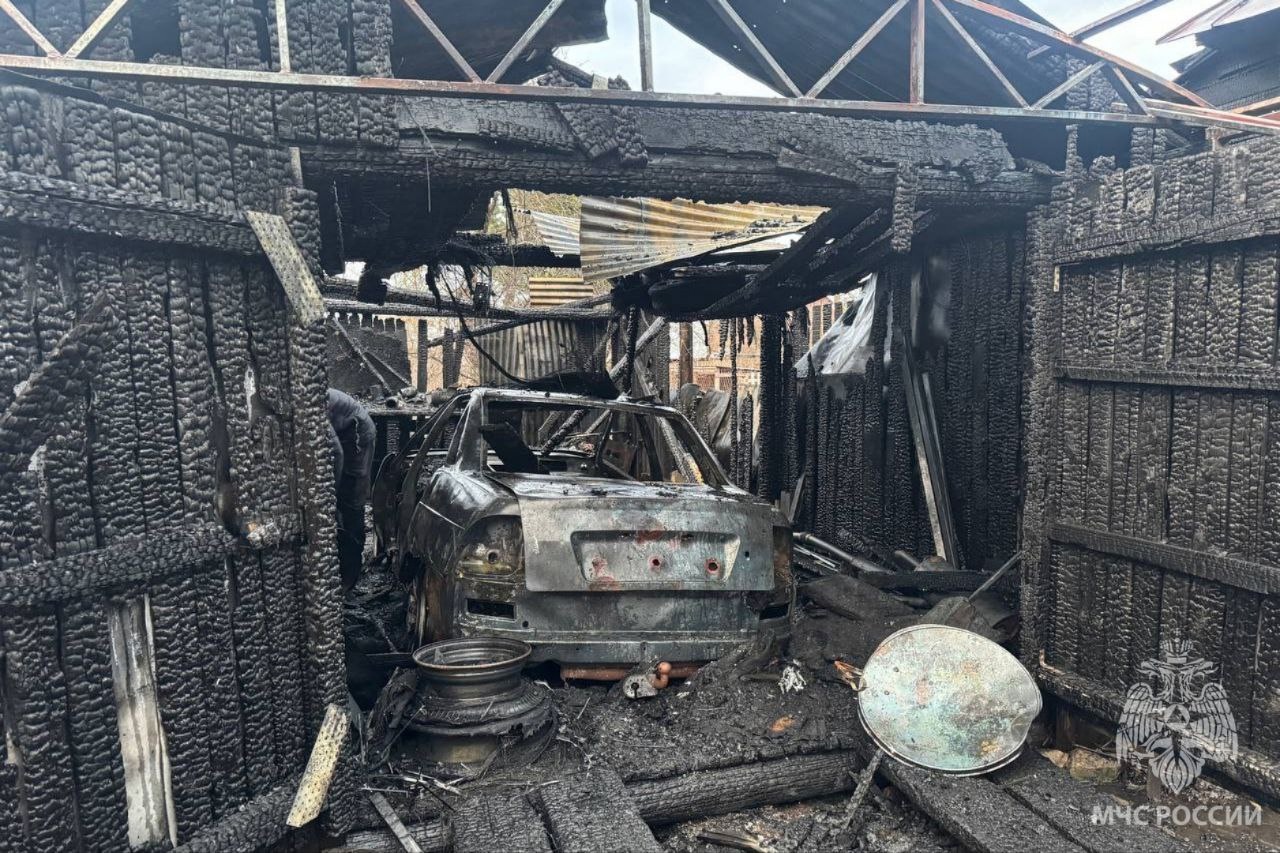 В Шуе загорелся гараж с автомобилем внутри