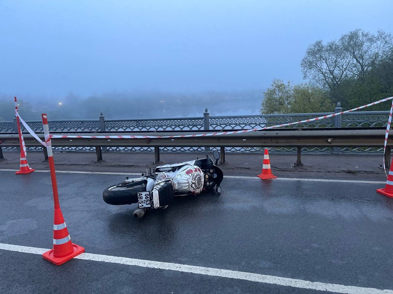 Бесправный мотоциклист разбился в Новгородской области