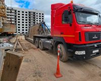 Двигаясь задом, грузовик наехал на рабочего в Великом Новгороде