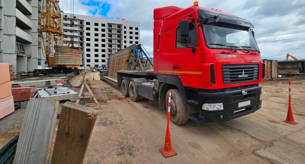 Двигаясь задом, грузовик наехал на рабочего в Великом Новгороде