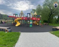 ребенок упал вниз головой с конструкции