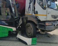 грузовик разбил трамвай