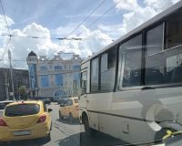 В Туле на улице Советской автобус врезался в легковушку «Ладу»
