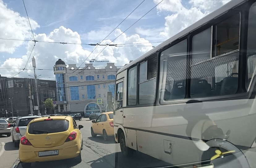 В Туле на улице Советской автобус врезался в легковушку «Ладу»