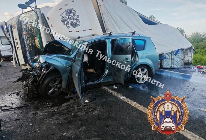 В Тульской области фургон «Почты России» перевернулся после аварии