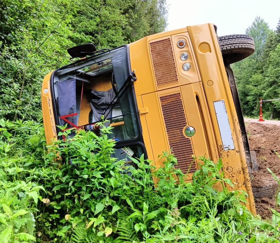 В Новгородской области перевернулся автобус с детьми