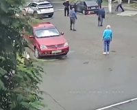 полицейский вытащил людей из горящей машины