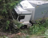 В Ивановском районе грузовик съехал с трассы: водитель отделался испугом