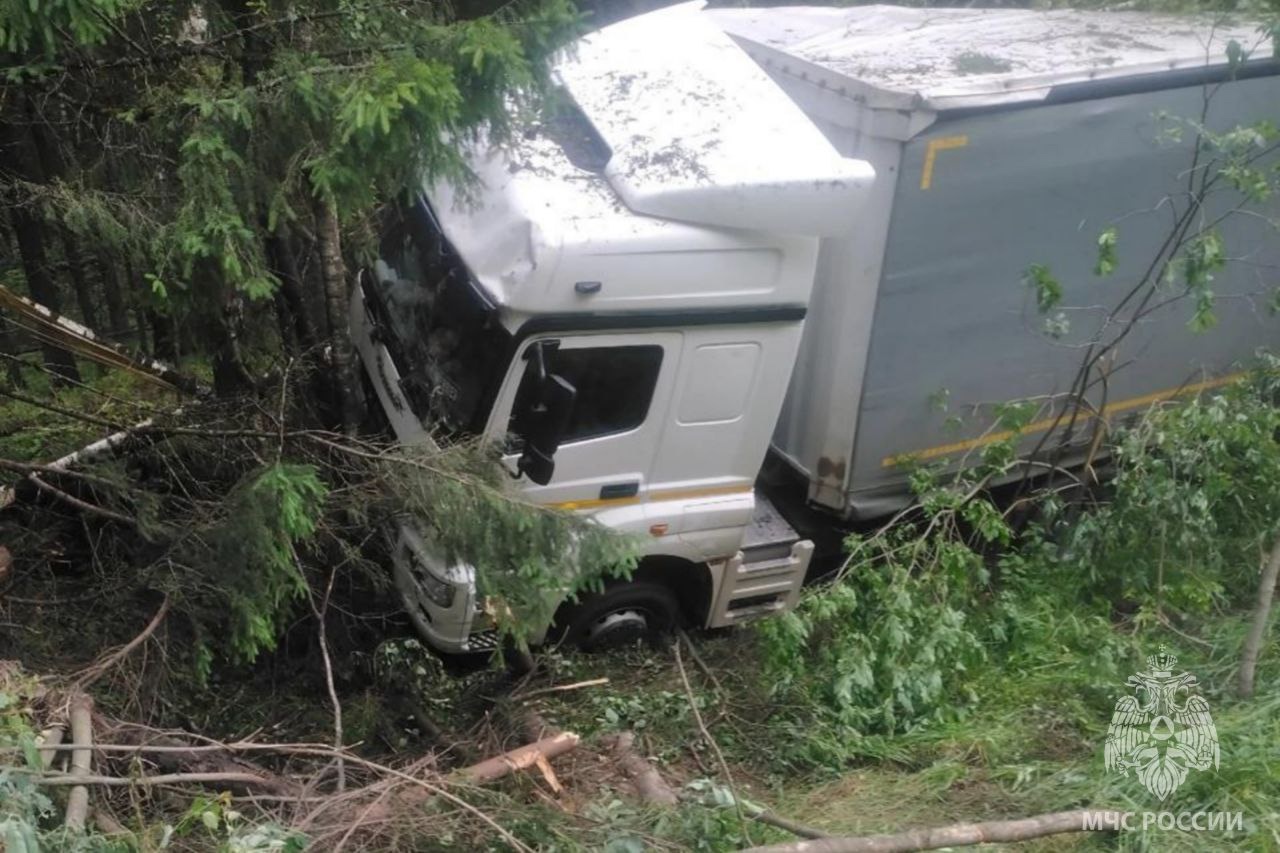 В Ивановском районе грузовик съехал с трассы: водитель отделался испугом
