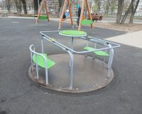 В парке Ярославля установили карусель для детей-колясочников.