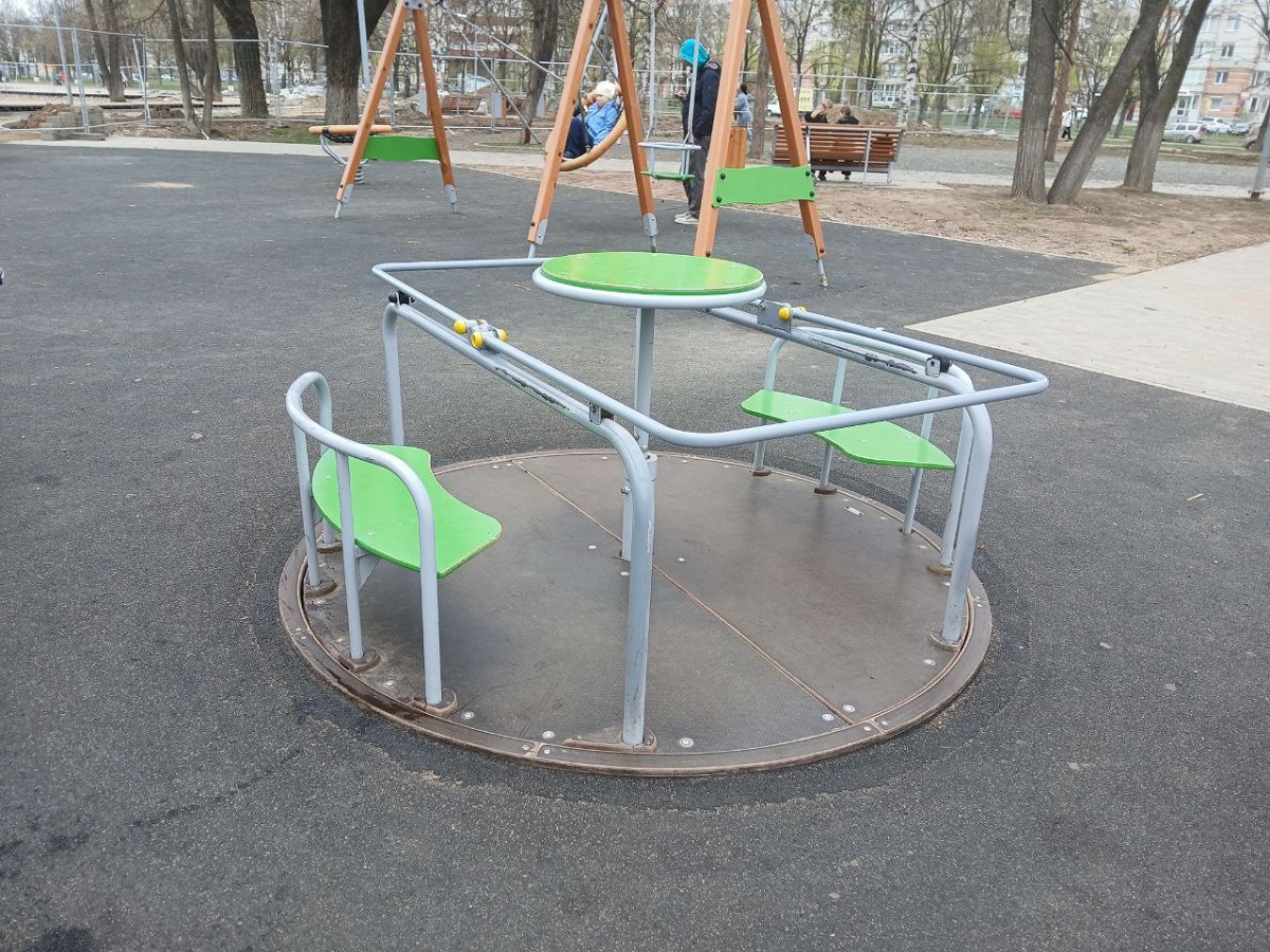 В парке Ярославля установили карусель для детей-колясочников.
