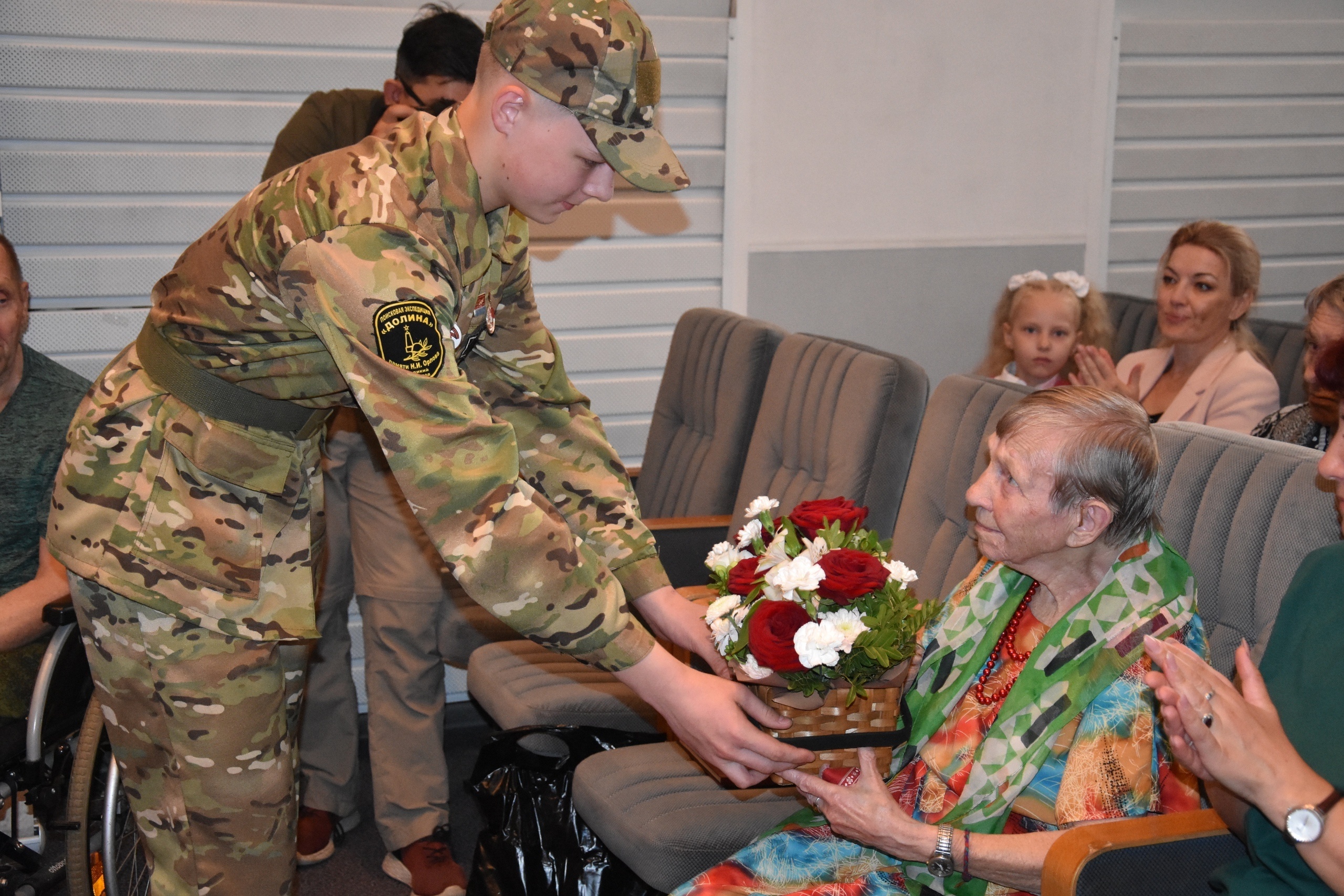 Поисковики вручили медаль «За боевые заслуги» дочери погибшего под Старой Руссой ефрейтора Коряйкина