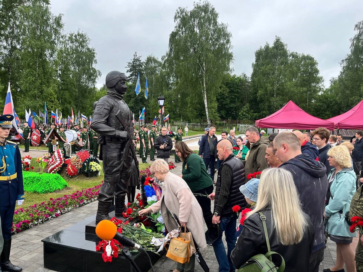 В Ярославле открыли памятник участникам СВО.