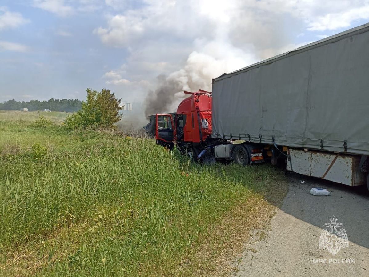 грузовик загорелся после ДТП