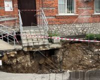 провалился асфальт