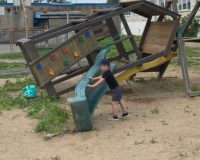 горка упала на ребенка