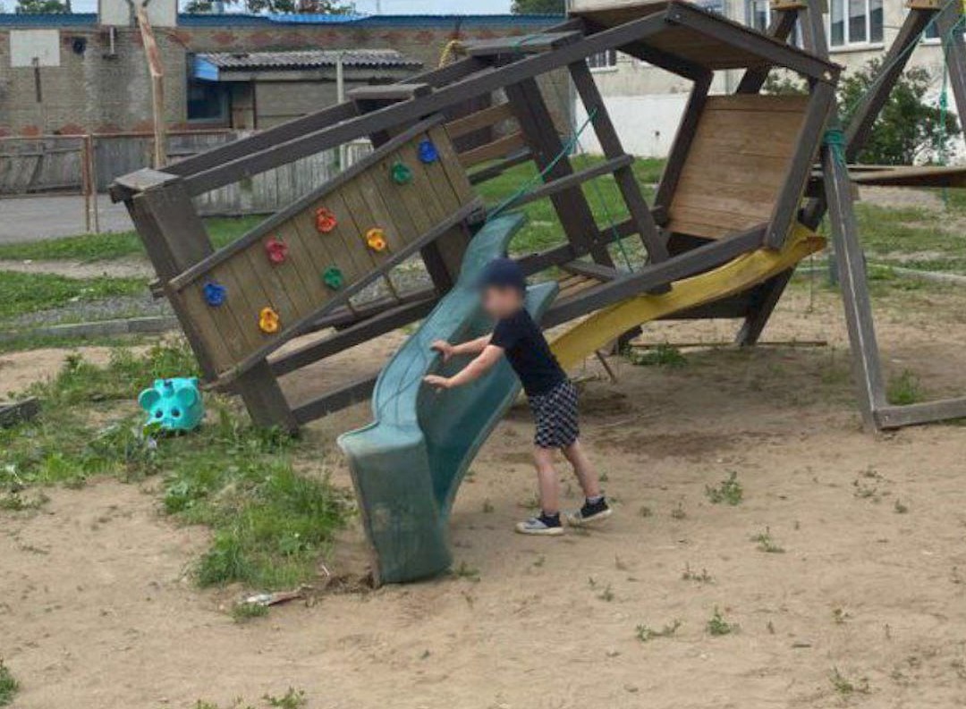 горка упала на ребенка