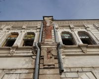 кирпич упал на мужчину