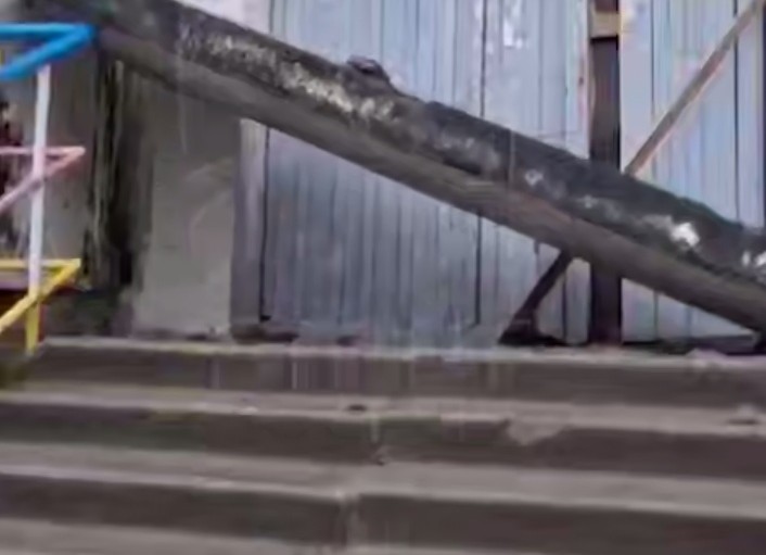 рухнул козырек