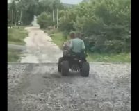 дети на квадроцикле