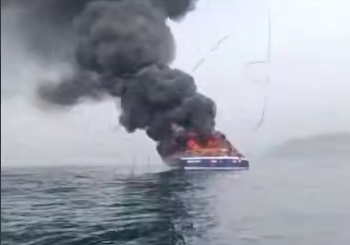 катамаран горит