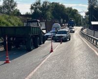 В Новгородской области тракторист потерял сознание и врезался в легковушку