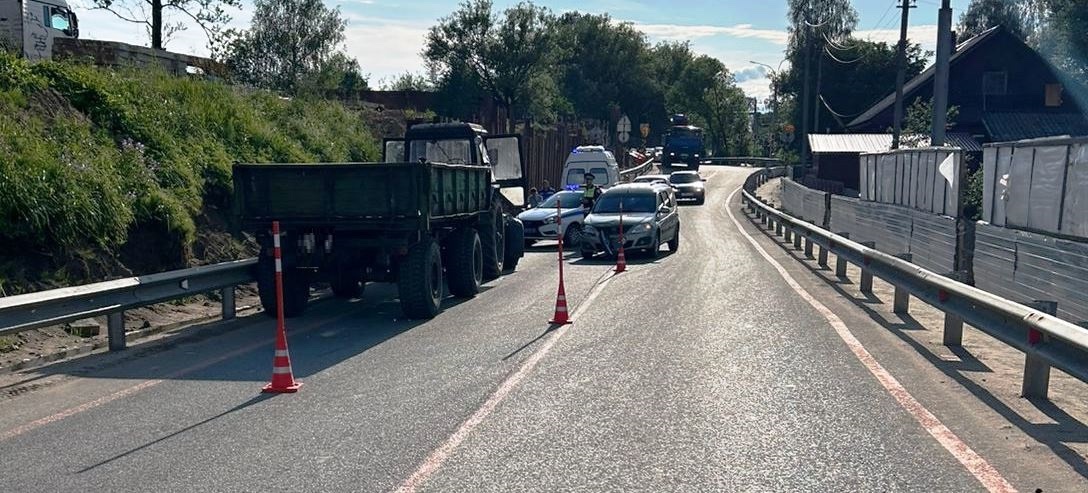 В Новгородской области тракторист потерял сознание и врезался в легковушку