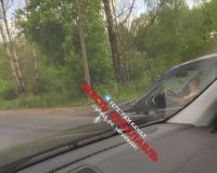 Водитель вез на руках маленького ребенка.