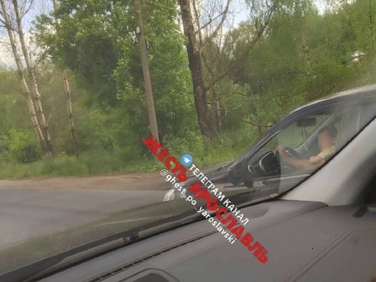 Водитель вез на руках маленького ребенка.