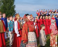 В День России на Рюриковом городище Новгорода рано утром сводный хор исполнил гимн России