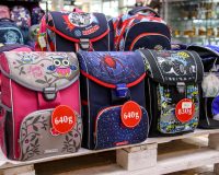 витрина со школьными рюкзаками