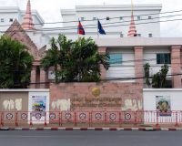 Бангкок, Таиланд: Общий вид перед посольством Камбоджи в Бангкоке. Таиланд решил понизить уровень дипломатических отношений с Камбоджей после того, как 23 июля 2025 года на спорной тайско-камбоджийской границе в провинции Убонратчатхани на северо-востоке Таиланда в результате взрыва мины были ранены тайские солдаты, а столкновения между таиландскими и камбоджийскими войсками продолжаются с 24 июля 2025 года.