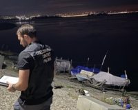 катер врезался в баржу