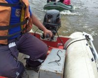 спасти семью с лодкой