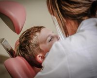 Мальчик у стоматолога