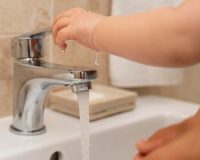 Жителям Ростова рекомендовали запастись водой: проводится плановое подключение сетей